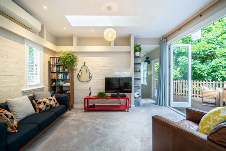 Photo of property in 55 Pupuke Road, Birkenhead, Auckland, 0627