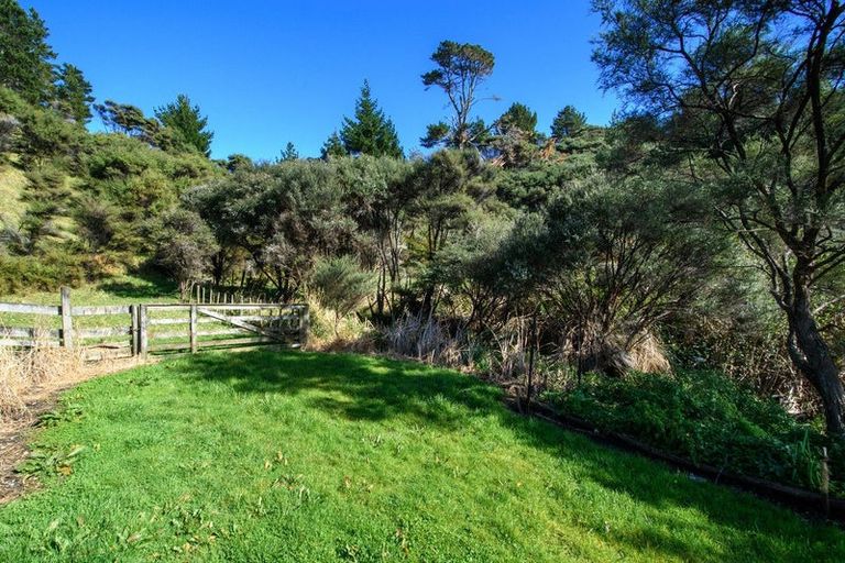 Photo of property in 1529 South Head Road, South Head, Helensville, 0874