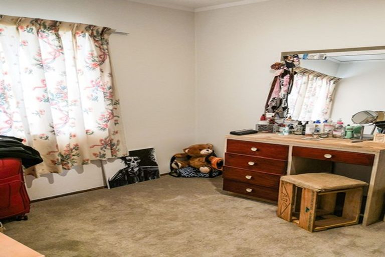 Photo of property in 1/7 Sovereign Place, Glenfield, Auckland, 0629