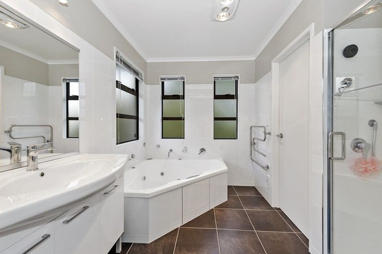 Photo of property in 2 Grenache Place, Rototuna, Hamilton, 3210