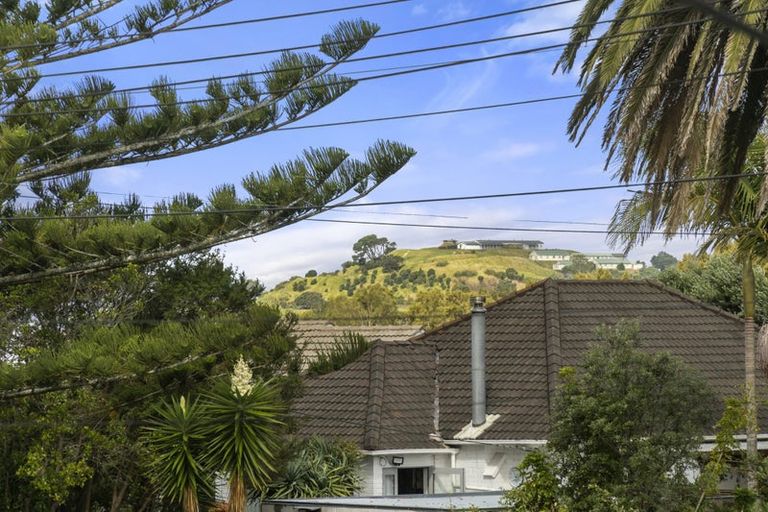 Photo of property in 32 Hanlon Crescent, Narrow Neck, Auckland, 0624