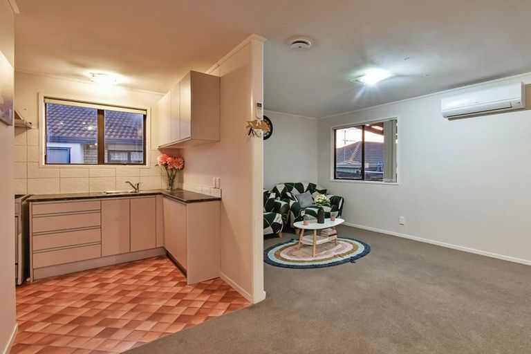 Photo of property in 2/12 Taitimu Drive, Weymouth, Auckland, 2103