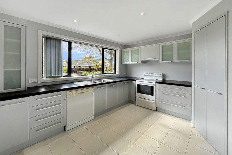 Photo of property in 17 Burnside Crescent, Burnside, Christchurch, 8053