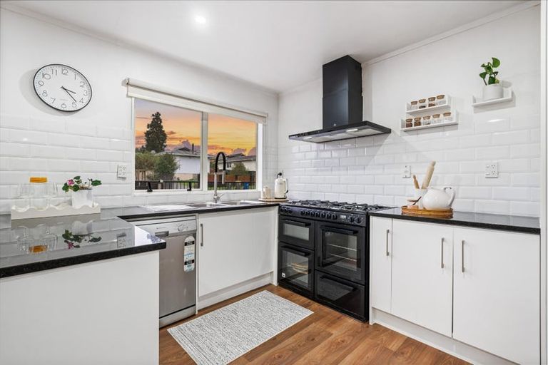 Photo of property in 70 Harmel Road, Glendene, Auckland, 0602
