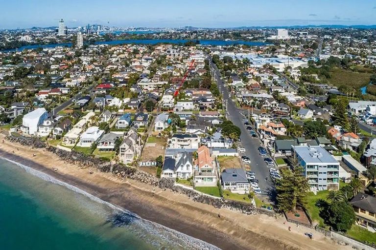 Photo of property in 1/2 Holiday Road, Milford, Auckland, 0620