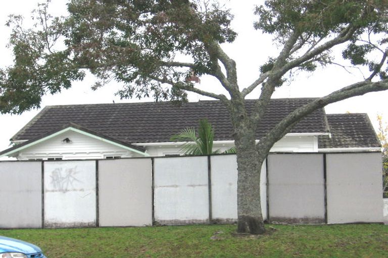 Photo of property in 2/15 Buscomb Avenue, Henderson, Auckland, 0610