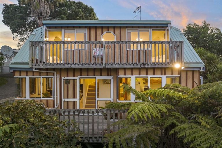 Photo of property in 1/51 Aeroview Drive, Beach Haven, Auckland, 0626