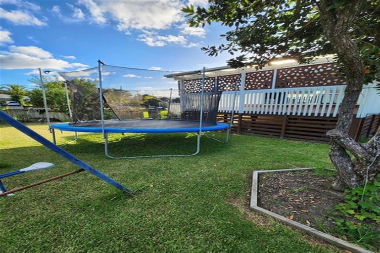 Photo of property in 1/1 Ribblesdale Road, Henderson, Auckland, 0612
