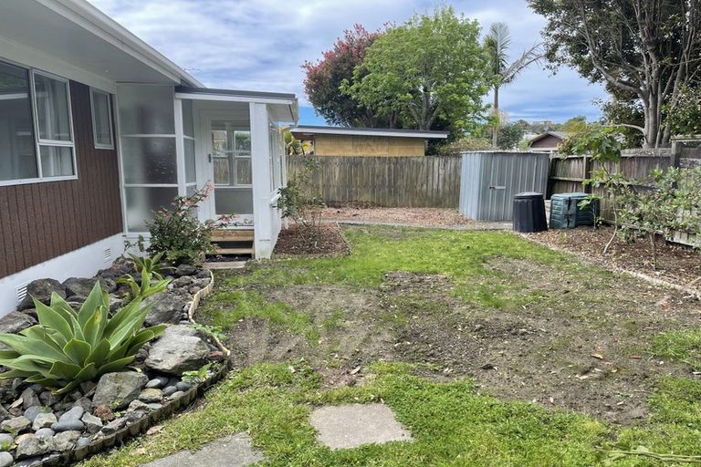 Photo of property in 24 Walton Street, Red Beach, 0932