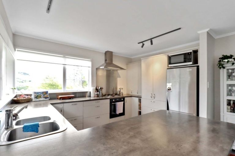 Photo of property in 92 Stewart Drive, Newlands, Wellington, 6037