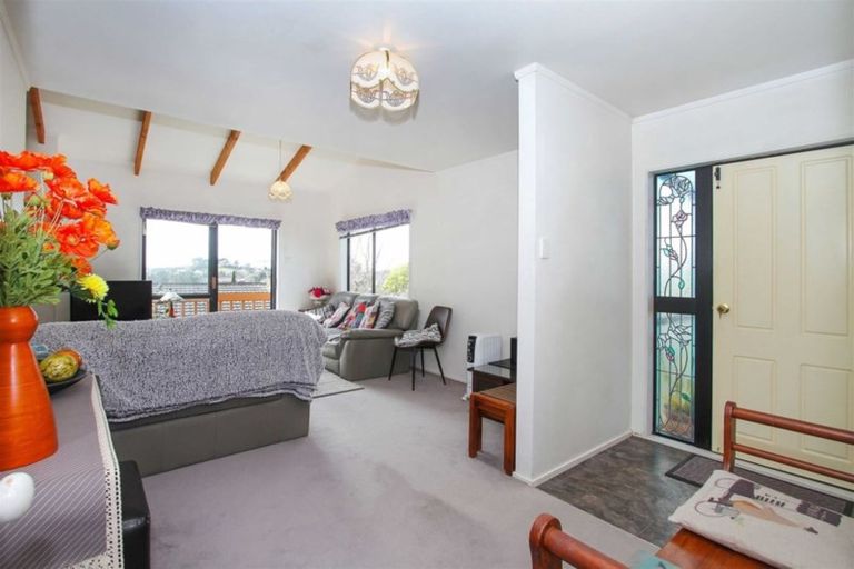 Photo of property in 1/17 Bronzewing Terrace, Unsworth Heights, Auckland, 0632