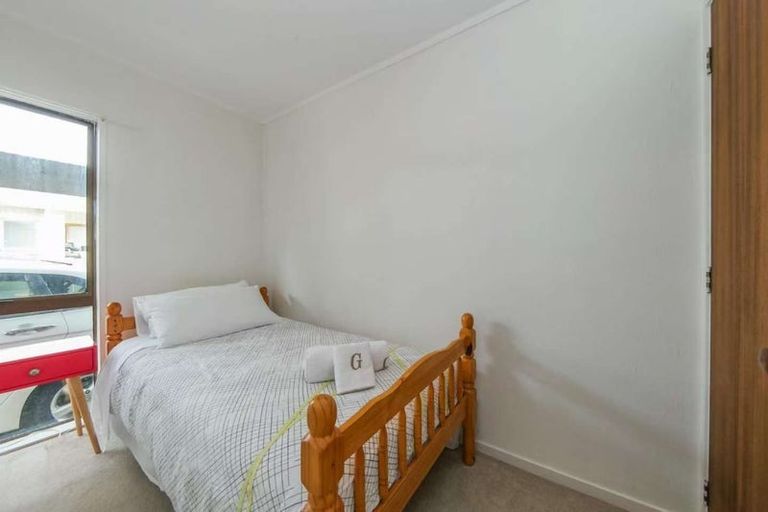 Photo of property in 2/72 Takutai Avenue, Half Moon Bay, Auckland, 2012