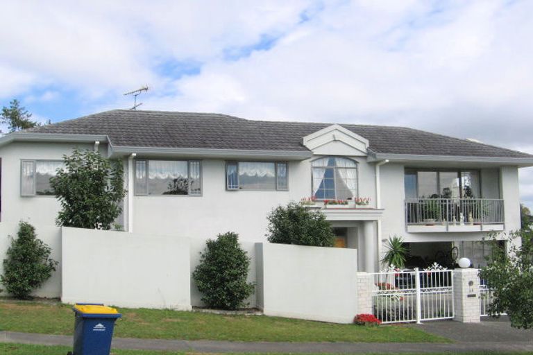 Photo of property in 38 Margaret Henry Crescent, Oteha, Auckland, 0632