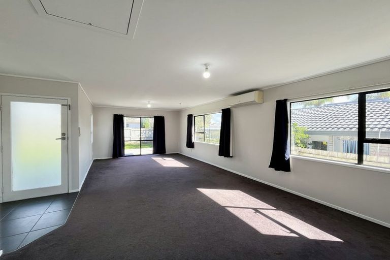 Photo of property in 2/2 Sevilla Place, Unsworth Heights, Auckland, 0632