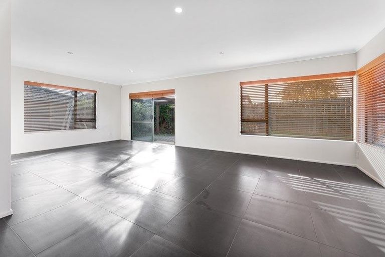 Photo of property in 6 Senecio Place, Weymouth, Auckland, 2103