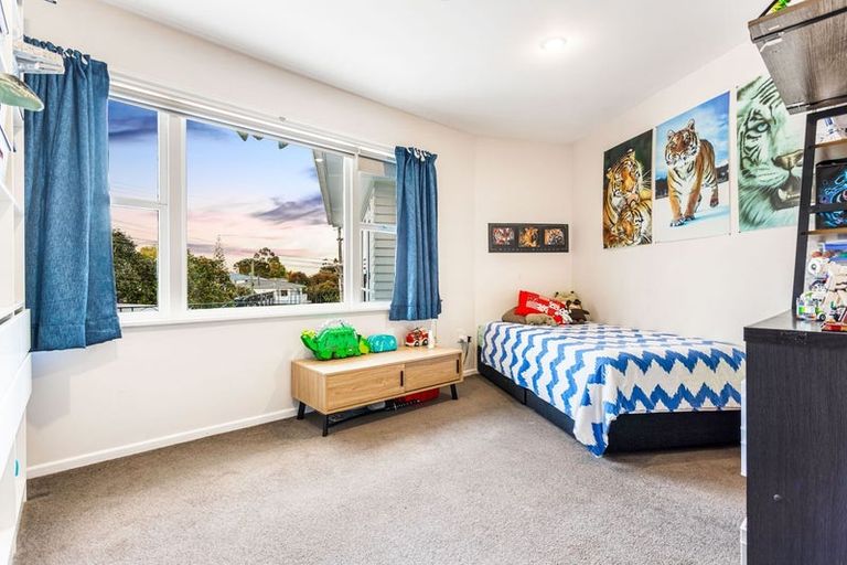 Photo of property in 15 Divich Avenue, Te Atatu South, Auckland, 0610