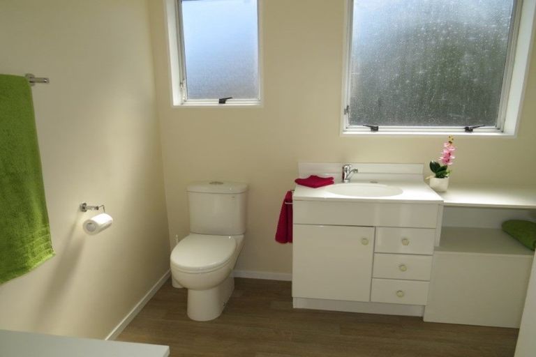 Photo of property in 2/12 Wanstead Place, Woolston, Christchurch, 8062