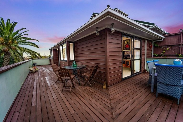 Photo of property in 32 Marina View Drive, West Harbour, Auckland, 0618