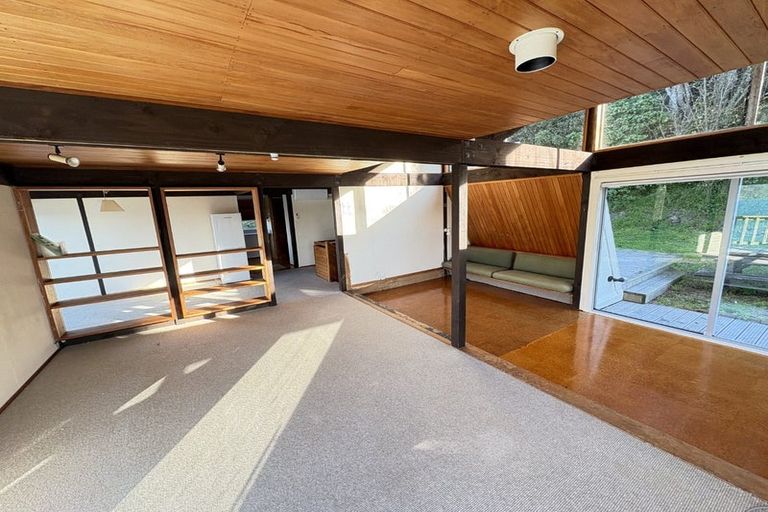 Photo of property in 28 Napier Street, Karaka Bays, Wellington, 6022