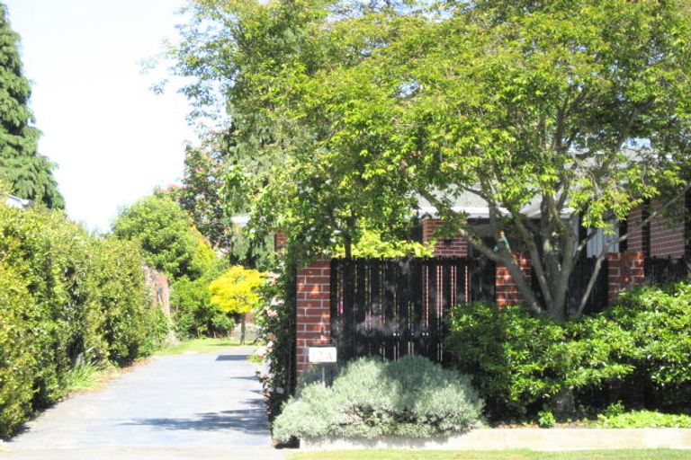 Photo of property in 1/12 Gleneagles Terrace, Ilam, Christchurch, 8053