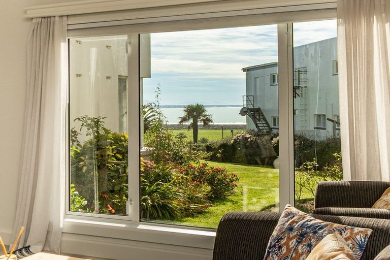 Photo of property in 1-12/48 The Bay Hill, Timaru, 7910