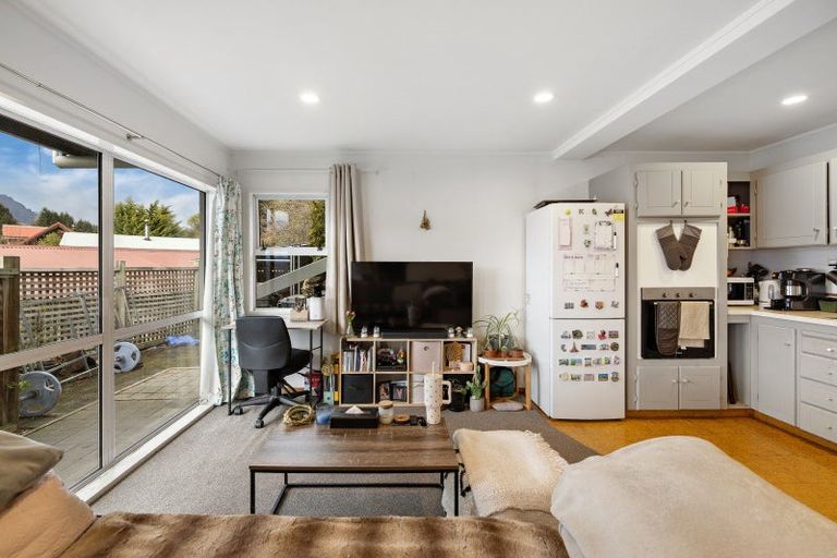 Photo of property in 32 Avalon Crescent, Fernhill, Queenstown, 9300