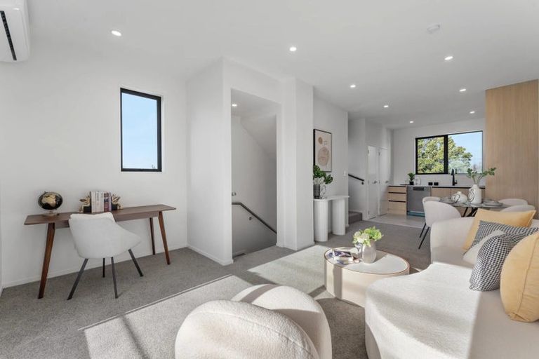 Photo of property in 2/113 Te Atatu Road, Te Atatu South, Auckland, 0610