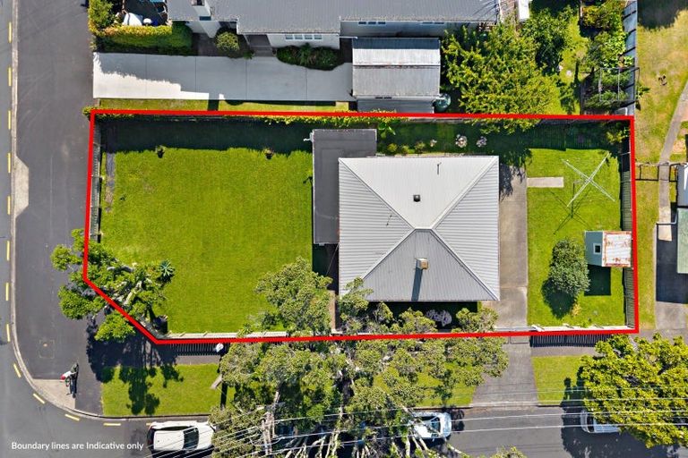 Photo of property in 27 Old Lake Road, Narrow Neck, Auckland, 0624