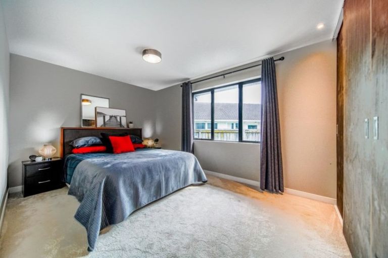 Photo of property in 147 Edgewater Drive, Pakuranga, Auckland, 2010