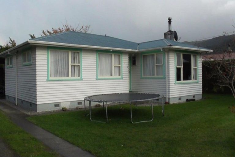 Photo of property in 70 Brandon Street, Featherston, 5710