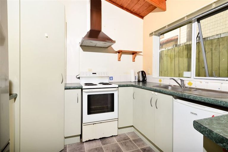 Photo of property in 19a Ashbourne Place, Glendene, Auckland, 0602