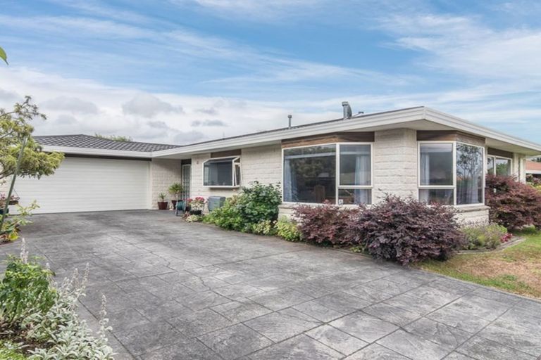 Photo of property in 22 Cranbrook Grove, Waikanae, 5036