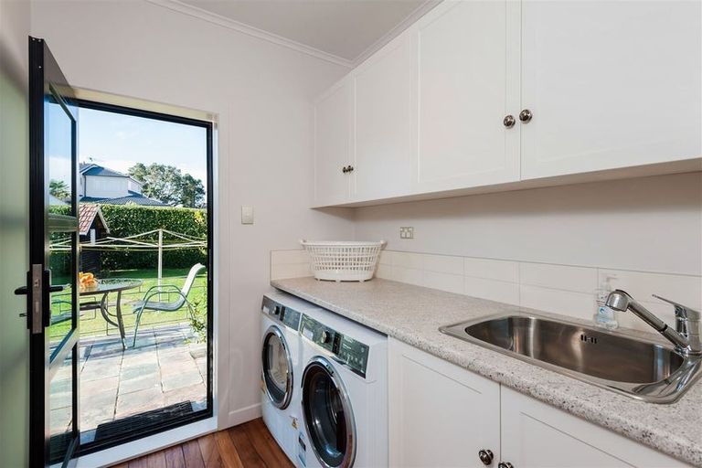 Photo of property in 11 Lake Pupuke Drive, Takapuna, Auckland, 0622