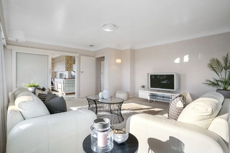 Photo of property in 25 The Crest, Sunnyhills, Auckland, 2010