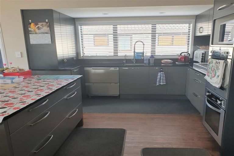 Photo of property in 40 Edgewater Parade, Waiuku, 2123