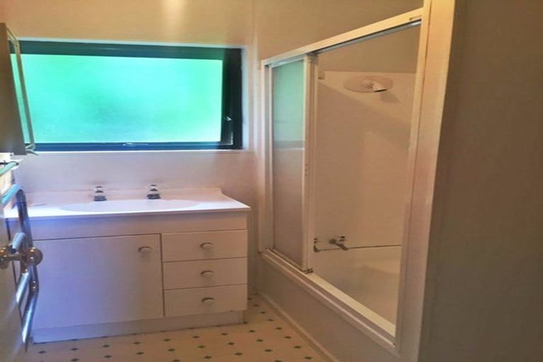 Photo of property in 37 Greenvalley Rise, Glenfield, Auckland, 0629