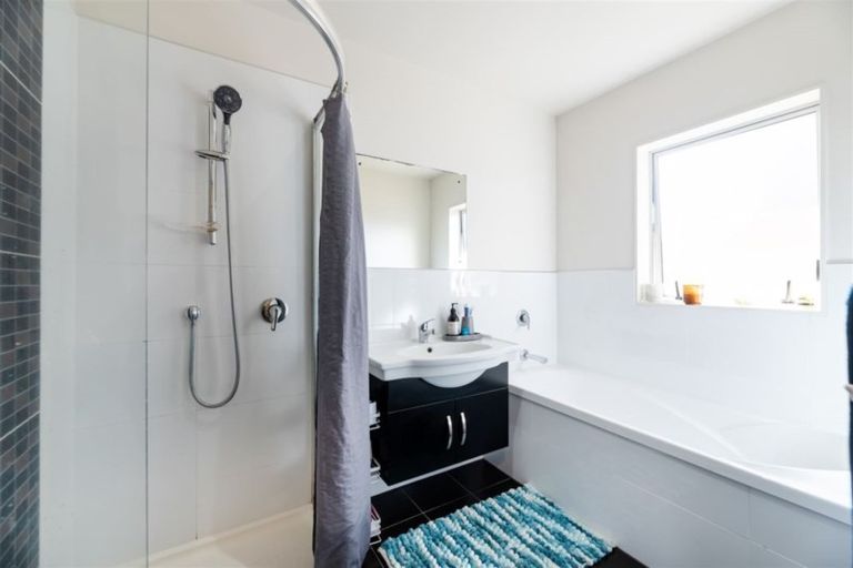 Photo of property in 8 Riverglade Parkway, Te Atatu South, Auckland, 0610