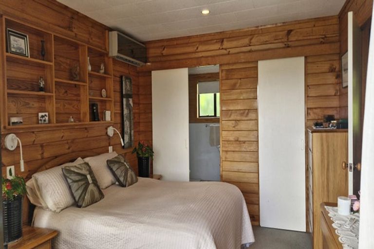 Photo of property in 76 Brick Bay Drive, Sandspit, Warkworth, 0982