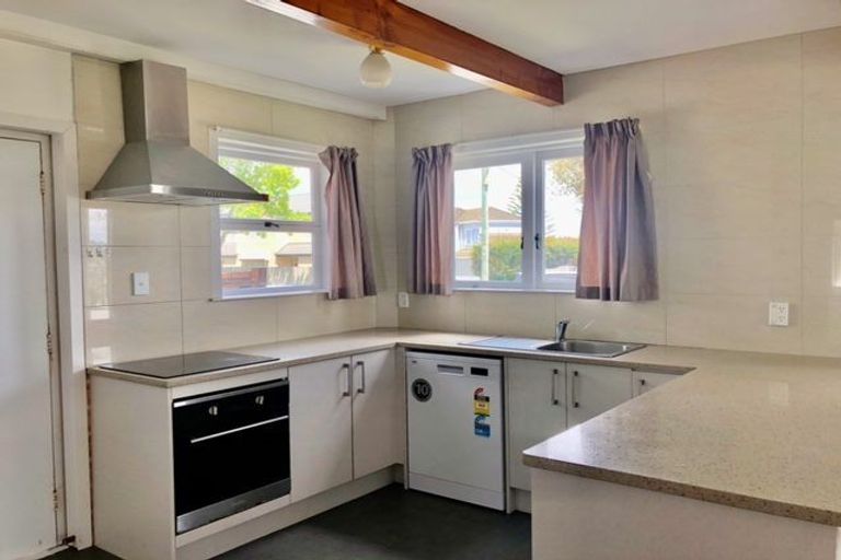 Photo of property in 3 Trinidad Road, Sunnynook, Auckland, 0620