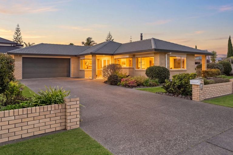 Photo of property in 40 Settlers Grove, Orewa, 0931
