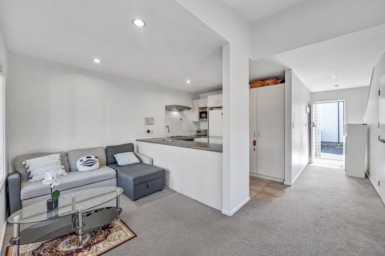 Photo of property in 8/30 John Jennings Drive, Oteha, Auckland, 0632