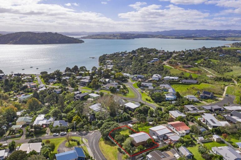 Photo of property in 35 Lorenzen Bay Road, Raglan, 3225
