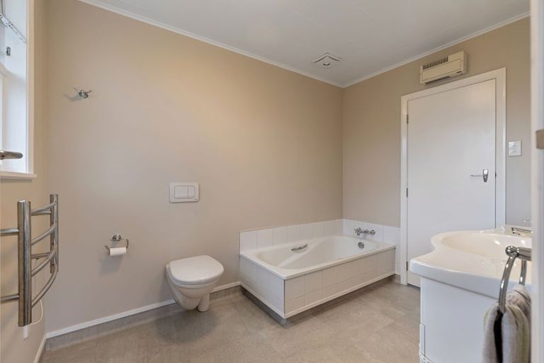 Photo of property in 4 Edwards Place, Terrace End, Palmerston North, 4410