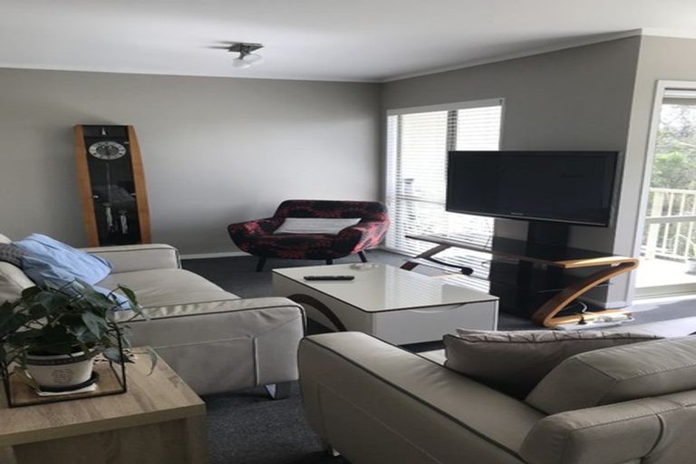 Photo of property in The Haven, 4/120 Beach Haven Road, Beach Haven, Auckland, 0626