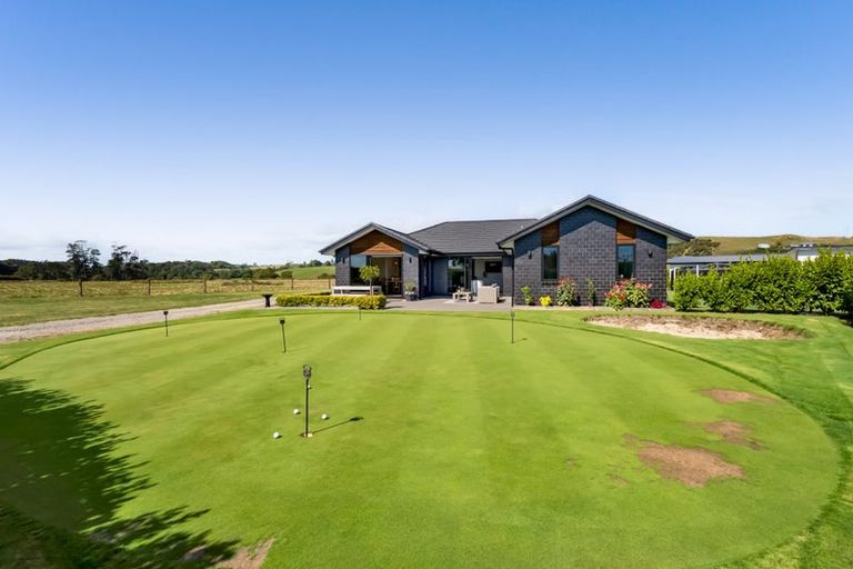 Photo of property in 8 Tikorangi Road East, Tikorangi, 4383