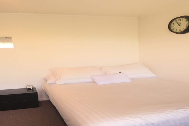 Photo of property in 28 Goldfinch Rise, Unsworth Heights, Auckland, 0632