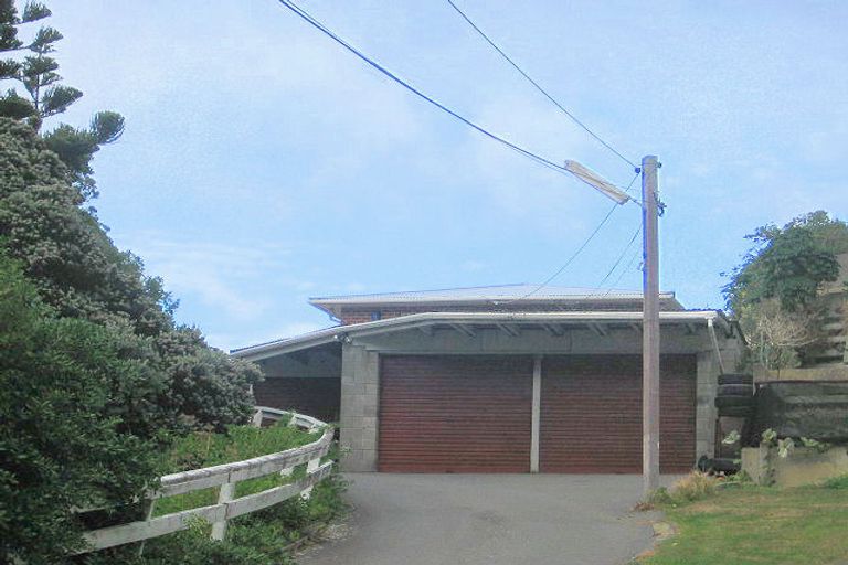 Photo of property in 17 Cave Road, Houghton Bay, Wellington, 6023