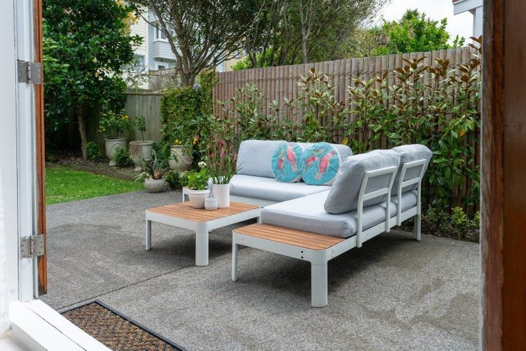 Photo of property in 86 The Parade, Island Bay, Wellington, 6023