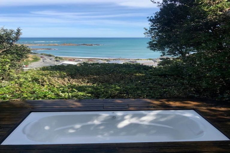 Photo of property in 10 Cave Road, Houghton Bay, Wellington, 6023