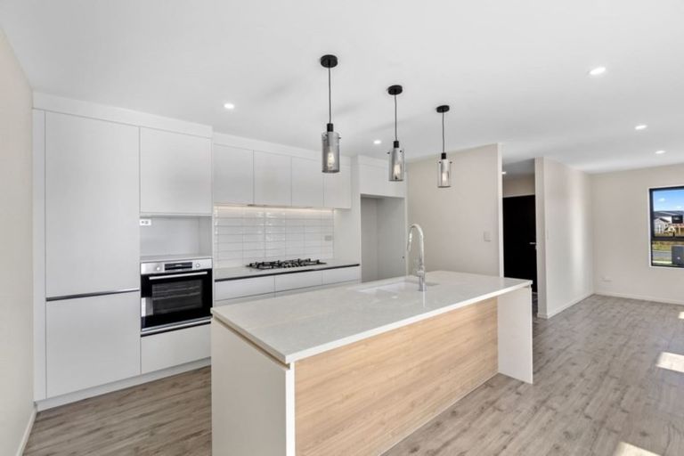 Photo of property in 12 Konoba Avenue, Kumeu, 0810